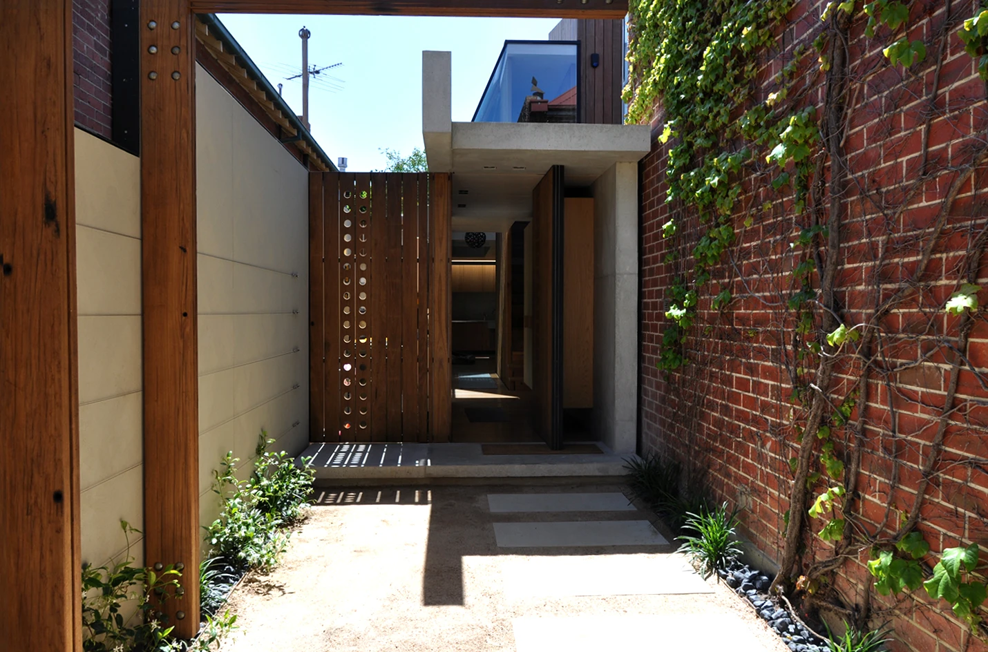 The Beach Avenue home sits on a small block of land measuring 9 by 12 m and is tucked away behind neighboring properties (Photo: Edoardo Campanale for Gizmag)