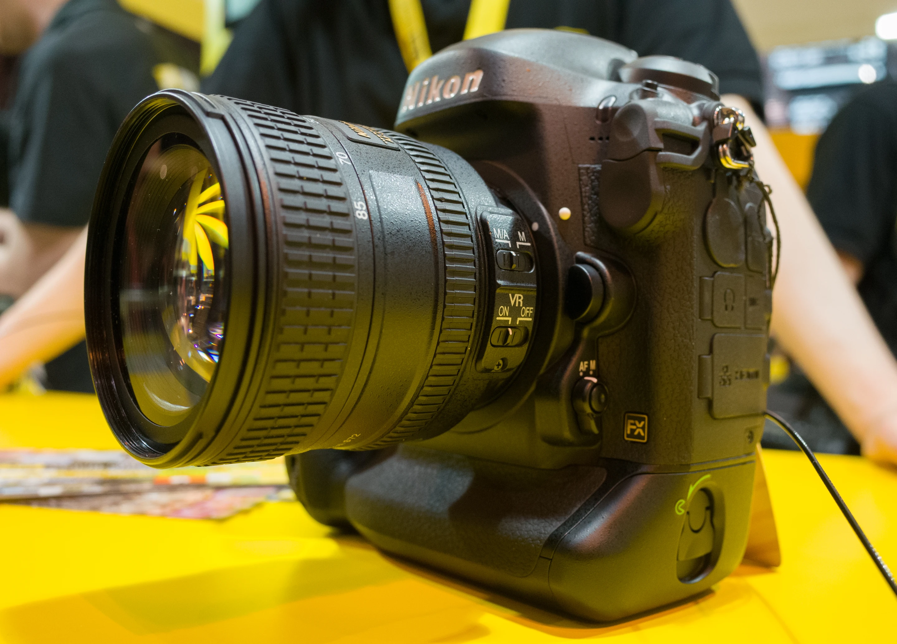 The Nikon D4S measures 160 x 156.5 x 90.5 mm (6.3 x 6.2 x 3.6 in) and weighs 1,350 g (2 lb 15.6 oz)