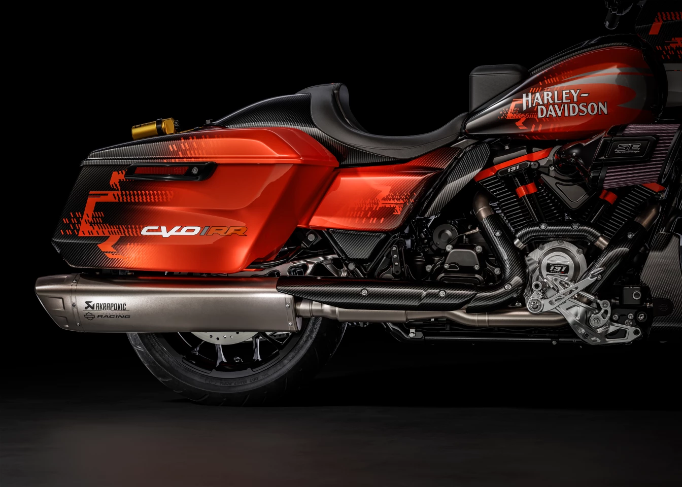 A black carbon fiber weave pattern is applied to the remainder of the body, making different components – like the white Screamin' Eagle graphic – stand out in contrast