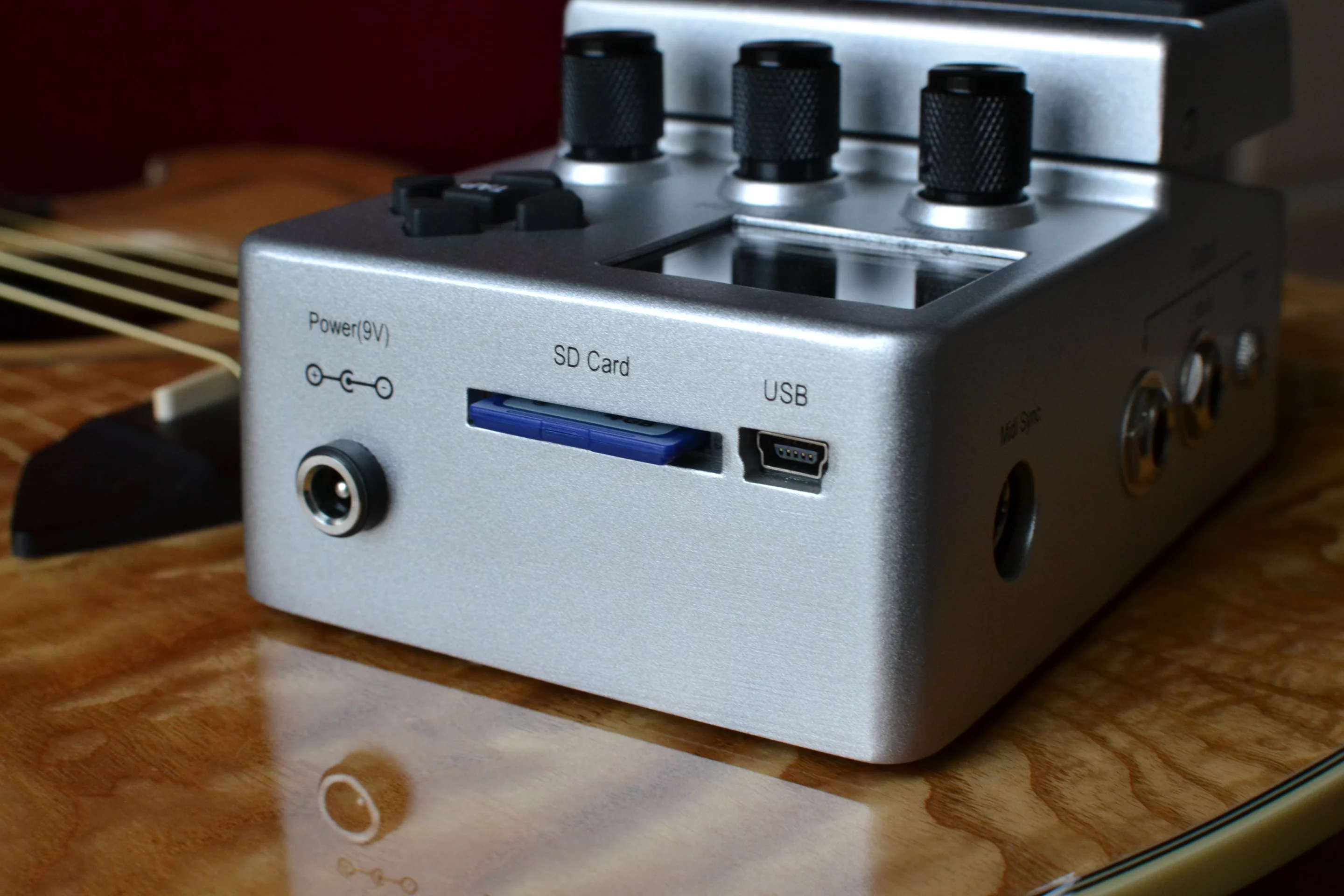 The unit doesn't have an on/off switch, it powers on as soon as the included 9 V 500 mA center-negative power supply is plugged in (Photo: Paul Ridden/Gizmag)