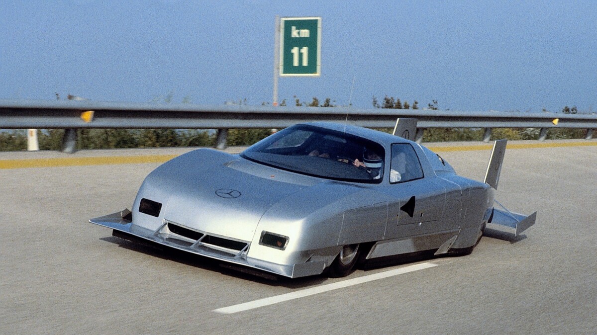 Nardò was the first circuit in the world to be lapped at over 400 km/h in 1979. On May 5, 1979, a Mercedes-Benz C111-IV powered by a 368 kW/500 hp, 4.5 liter V8, lapped the 12.6 km (7.8 mile) circuit in 1 minute and 57 seconds, averaging 403.978 km/h.
