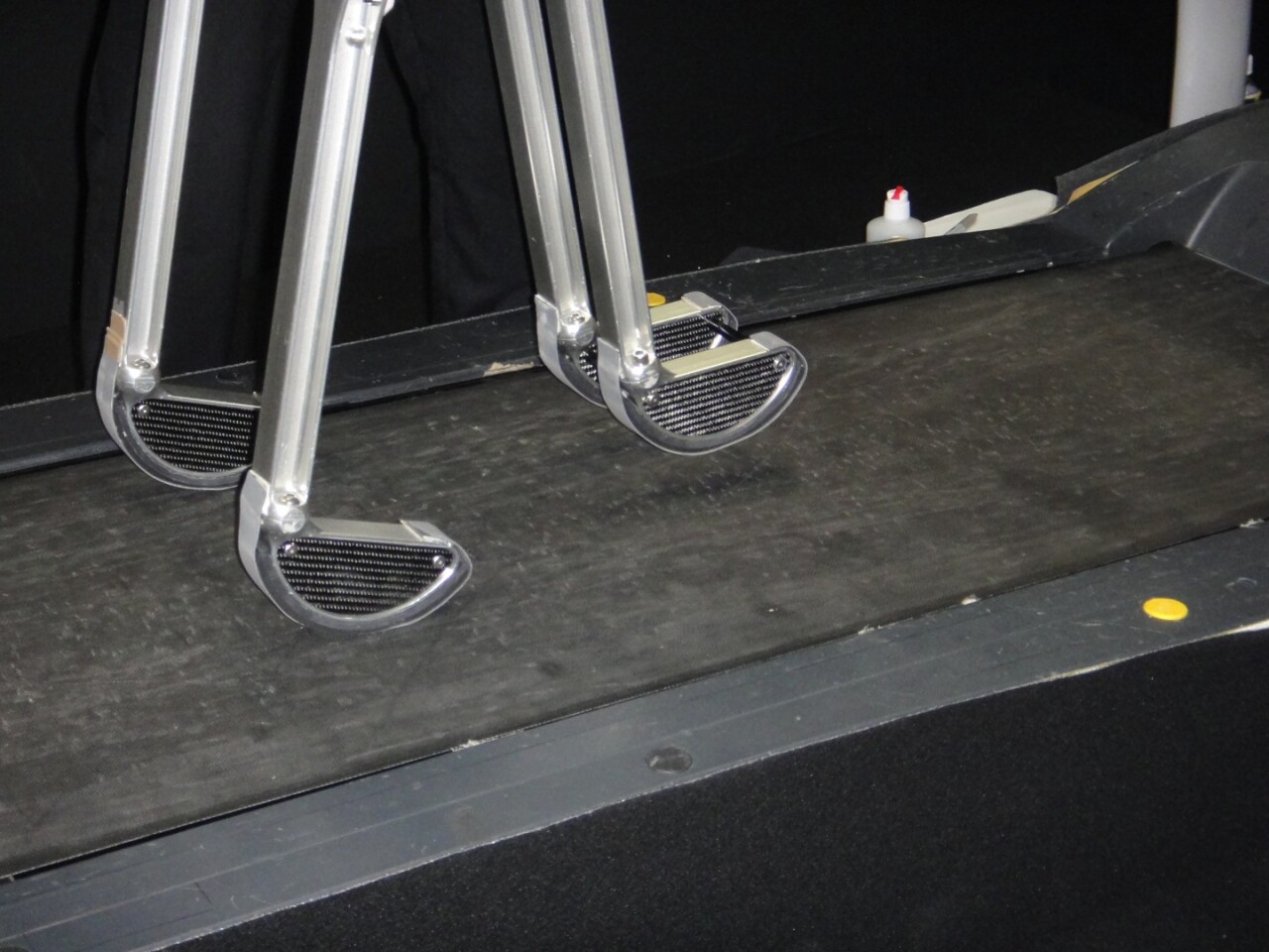 The biped walks on a treadmill (Photo: Diginfo.tv)
