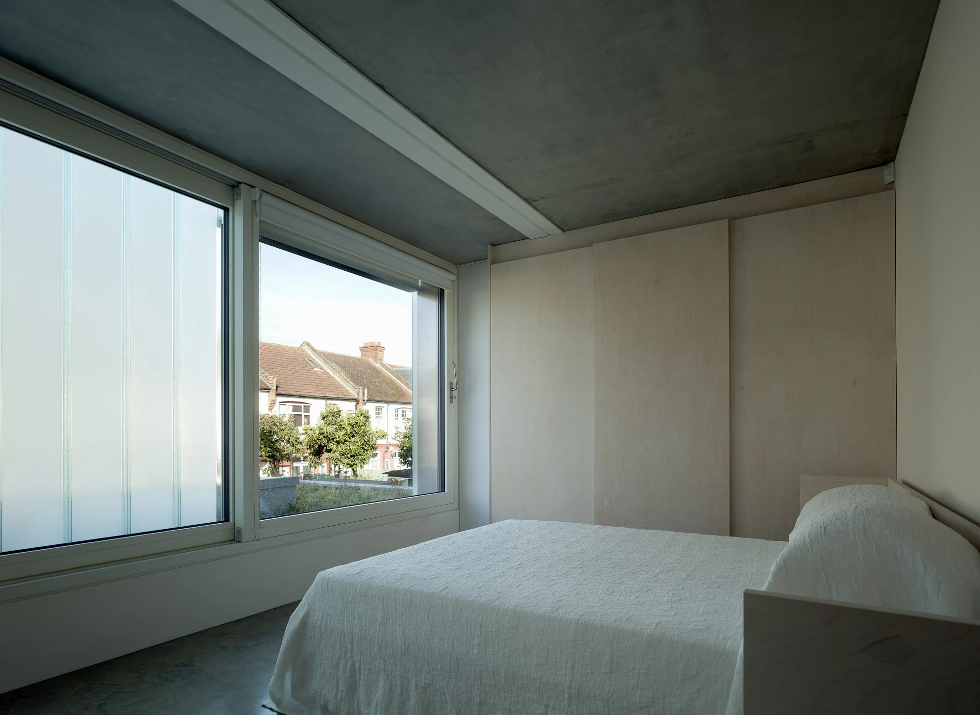 Mechanical ventilation, triple glazing, and a high level of insulation are all included