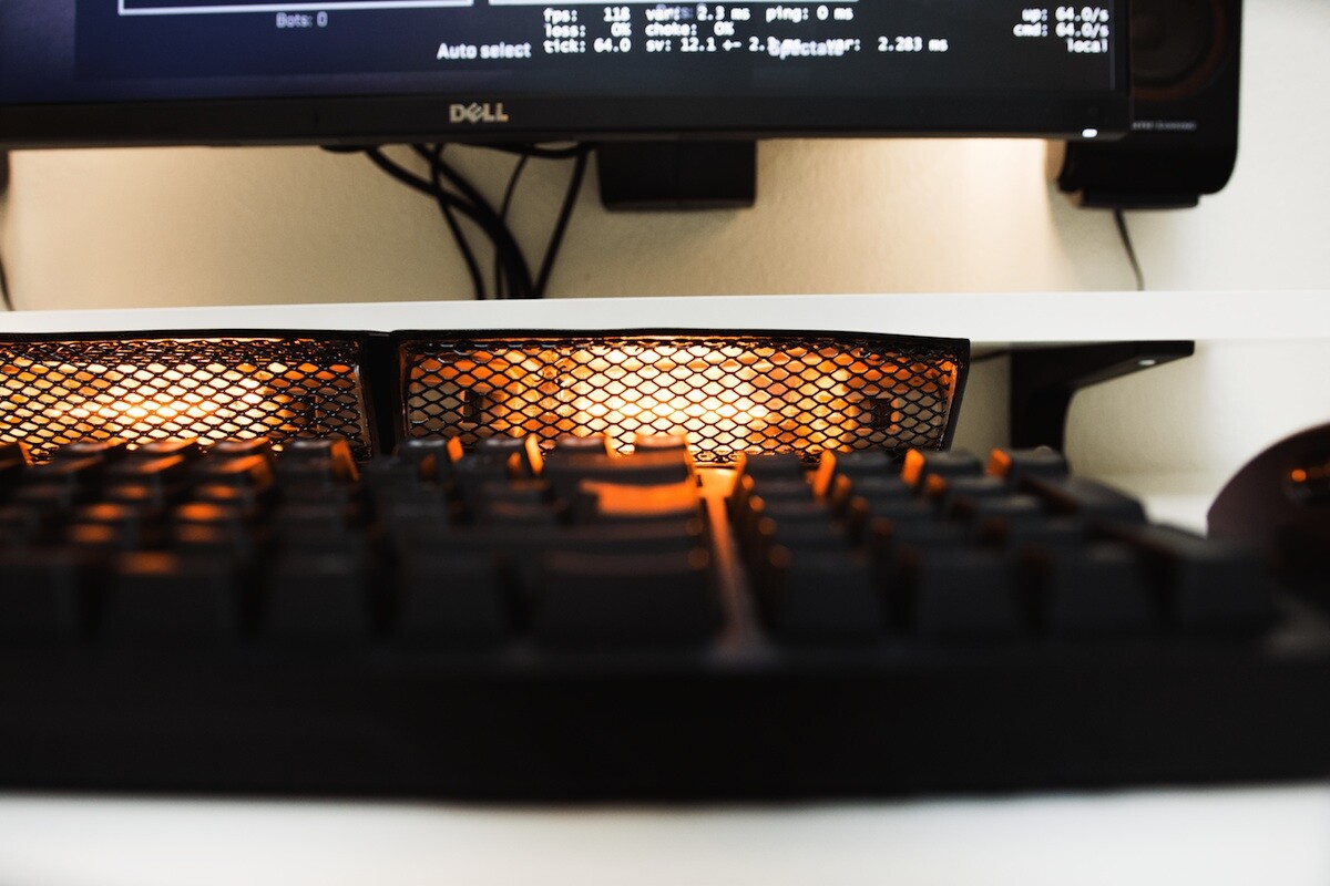 Keyboard handheater uses infrared to keep your fingers toasty