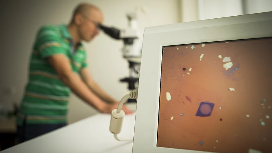 A team from the Australian National University (ANU) has created the world’s thinnest lens, one two-thousandth the thickness of a human hair