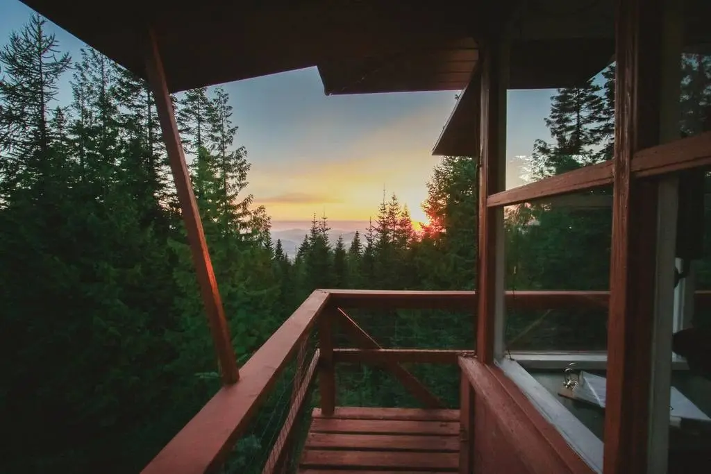 Crystal Peak Lookout is located on a 13 acre (5.2 hectare) plot in Fernwood, Idaho