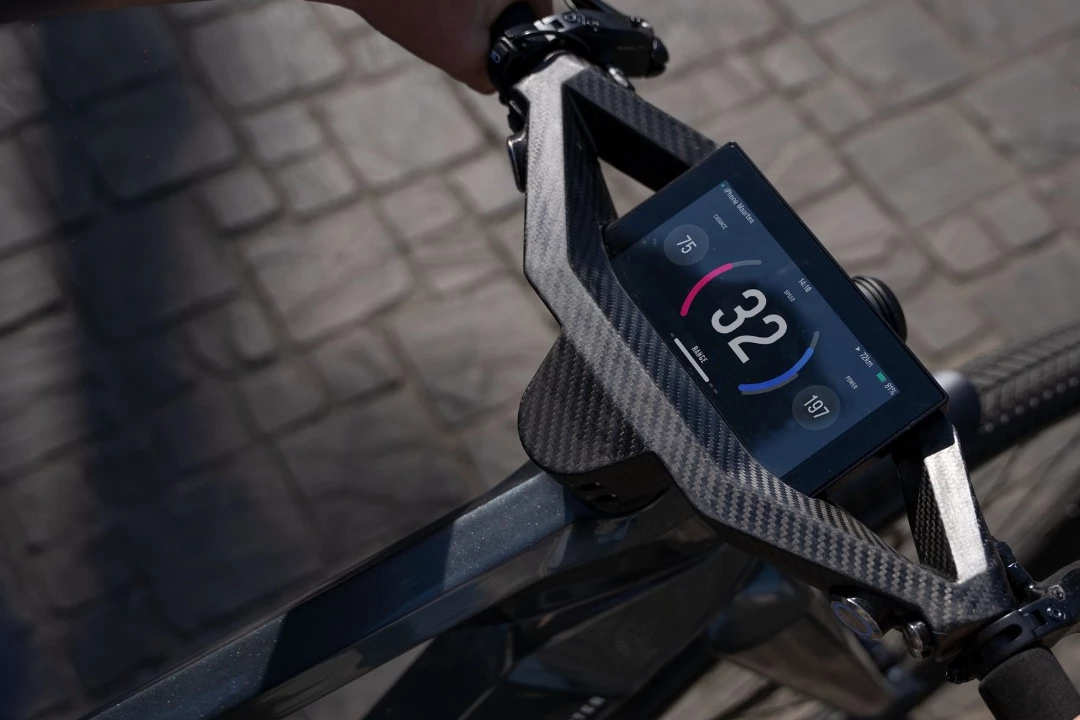 The Specter 1's handlebar-integrated HD display