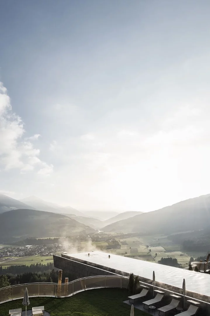 The pool is heated and has a depth of 1.3 m (4.3 ft)