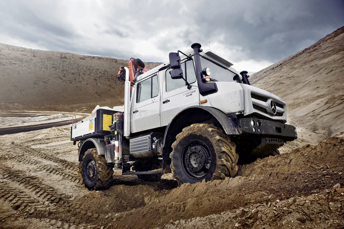 Unimog: New work and power hydraulics systems and synergetic traction drive allows change from manual to hydrostatic transmission while driving