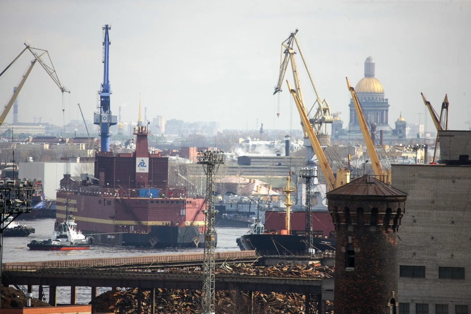 The “Akademik Lomonosov” leaves St. Petersburg under tow