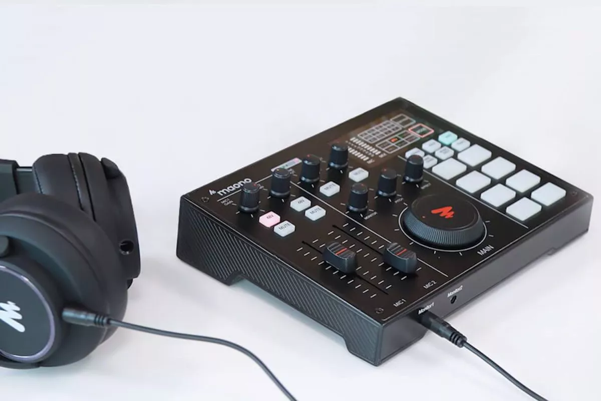 The Maonocaster makes podcast production portable