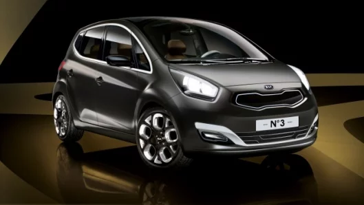 The Kia No 3 Concept features a unique extended windscreen and panoramic glass roof with a diagonal supporting bar and an automatic sun visor