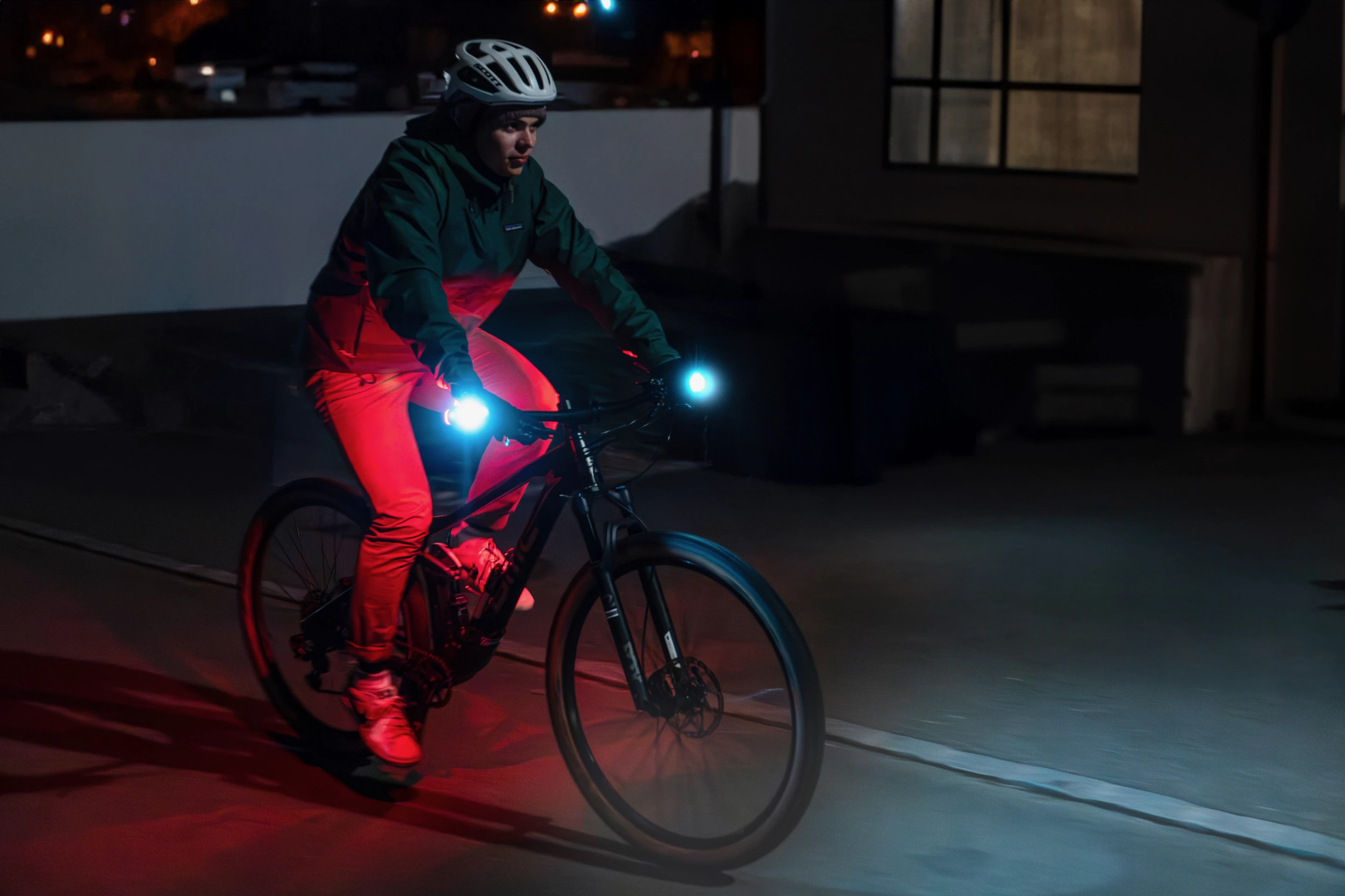 The two headlights have a maximum combined output of 600 lumens