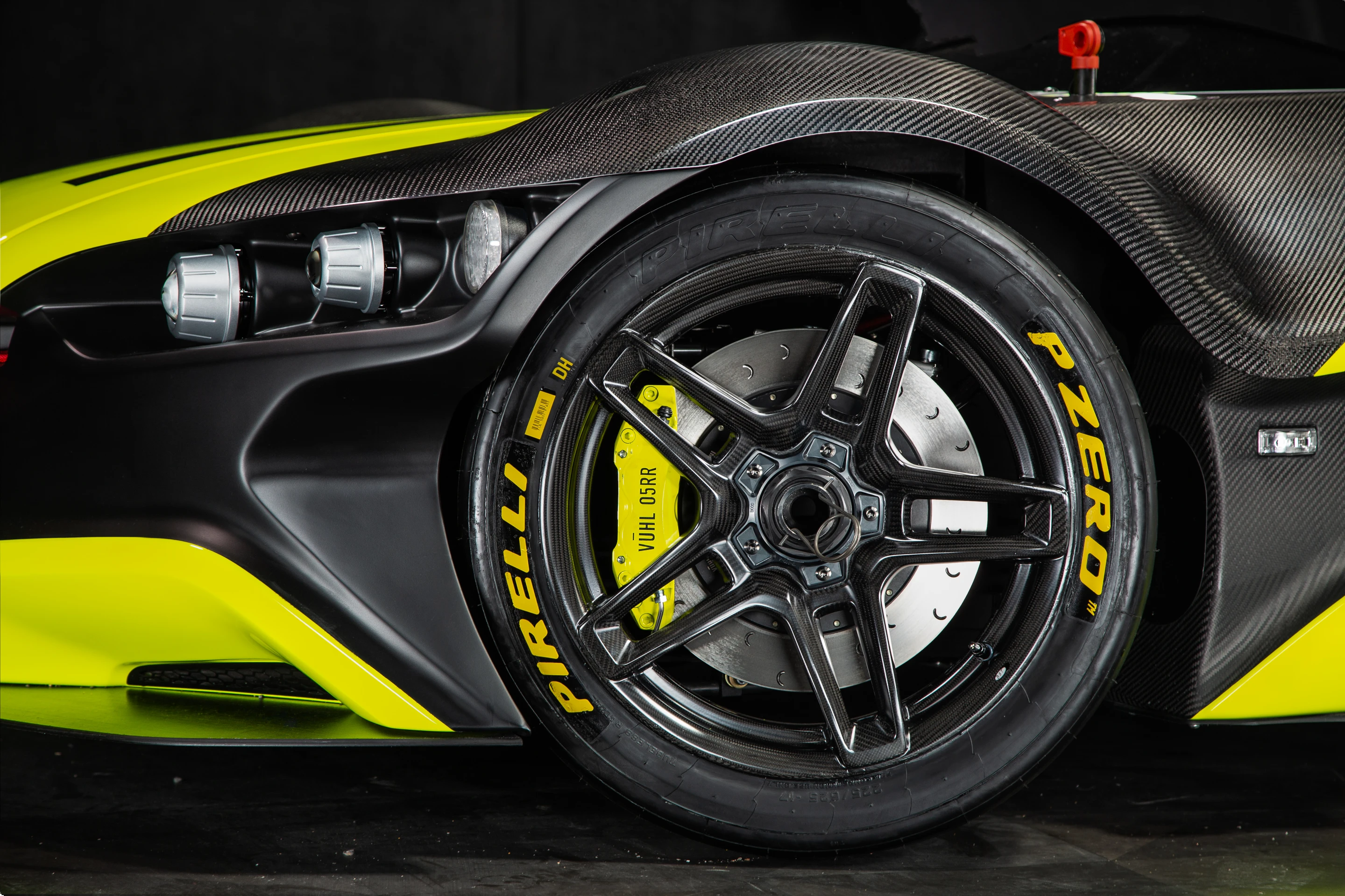 Vuhl 05RR: carbon rims and 330mm grooved brake rotors