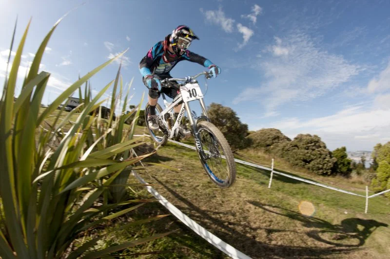 The Zerode G-1 mountain bike incorporates a mid-bike-mounted internal geared hub, which is said to allow it to perform better than a regular MTB in a variety of ways