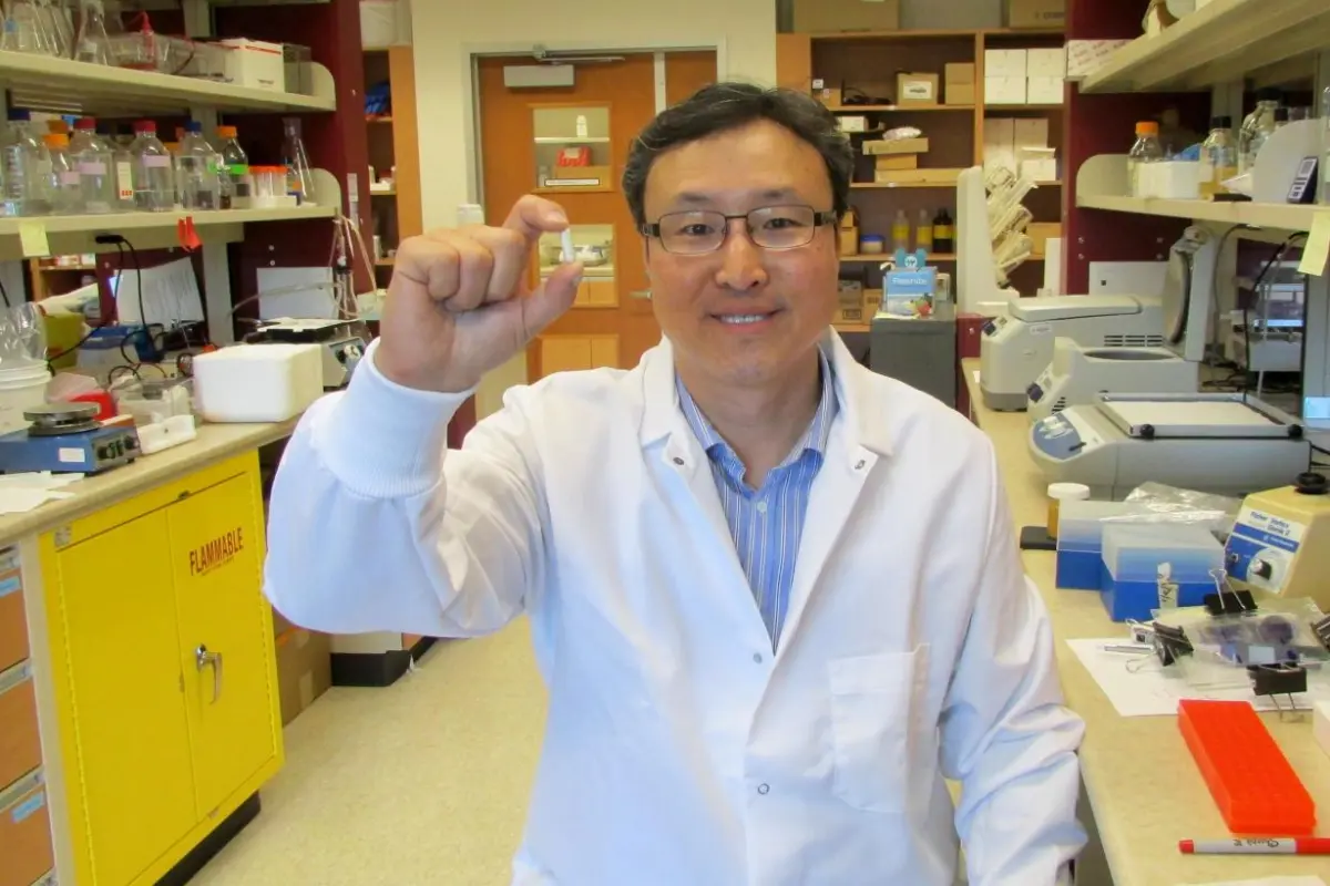 Hoon Sunwoo holds a sample of the antibody supplement he developed with colleague Jeong Sim