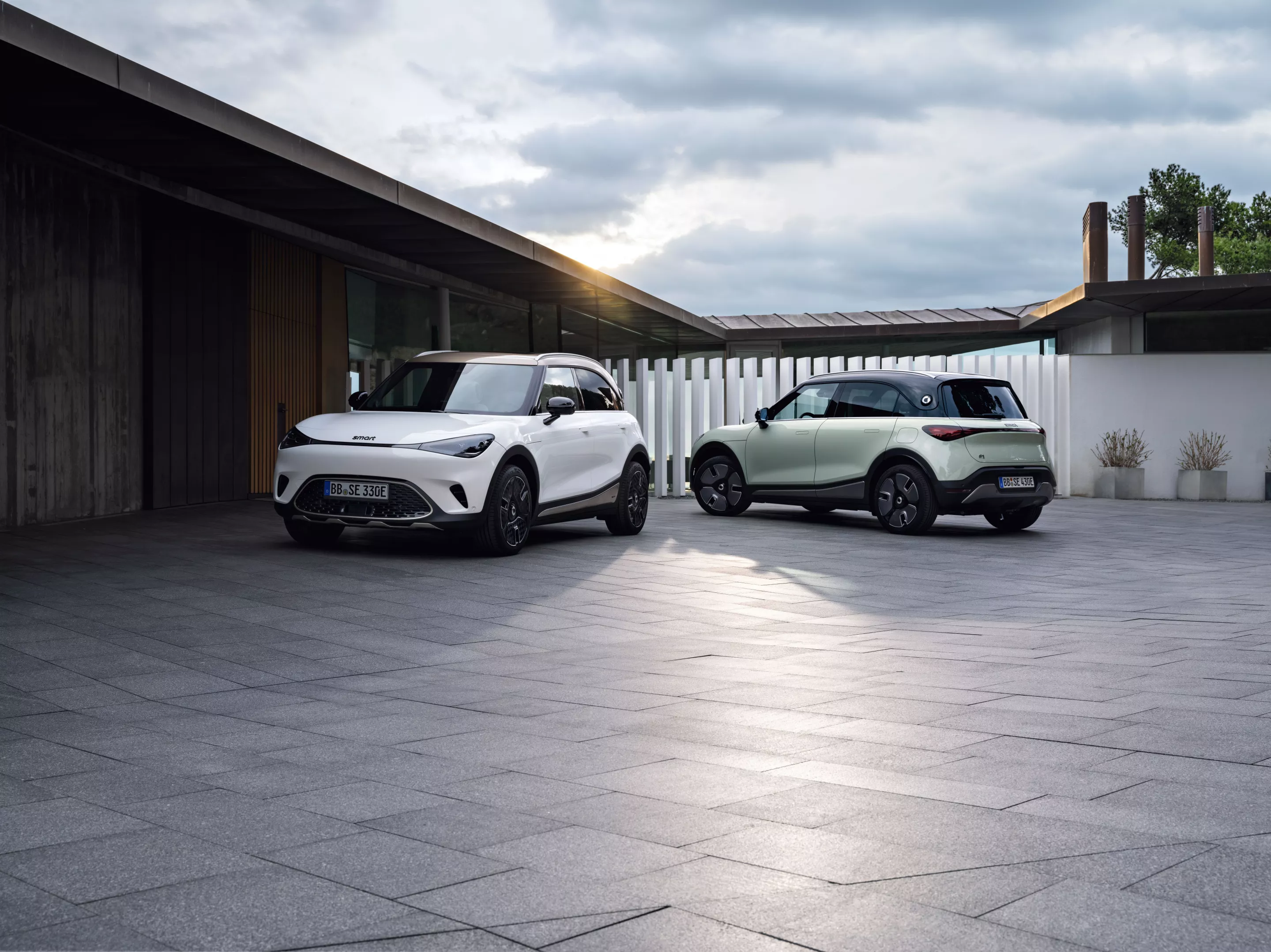 The Smart #1 will be available in Europe as a Launch Edition (left), a Premium model (right) and a Pro+ version (not shown)