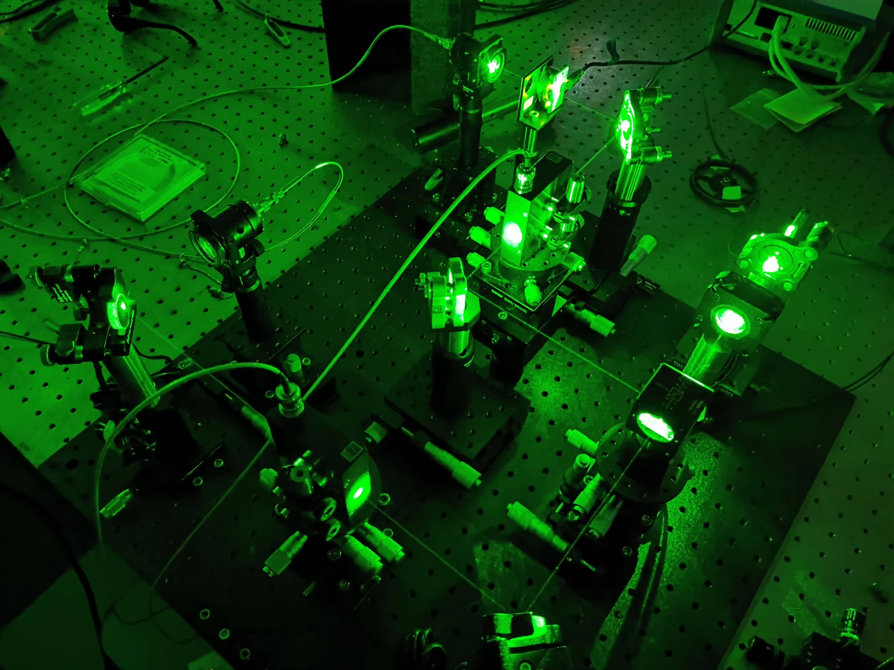 Holographic camera reconstructs objects around corners in milliseconds