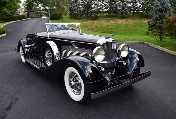 1929 Duesenberg J/SJ Convertible by Murphy updated by Bohman & Schwartz | Winner: 2018 Amelia Island Concours d'Elegance | Owner: Harry Yeaggy, Cincinnati, Ohio, USA | Specifications: 6,876 cc DOHC supercharged inline eight-cylinder engine • 320 horsepower • 3-speed manual gearbox • Leaf-sprung solid front axle • leaf-sprung live rear axle • Four-wheel hydraulic drum brakes