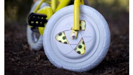 The Gyrowheel uses an independently spinning disk to stabilize the bike