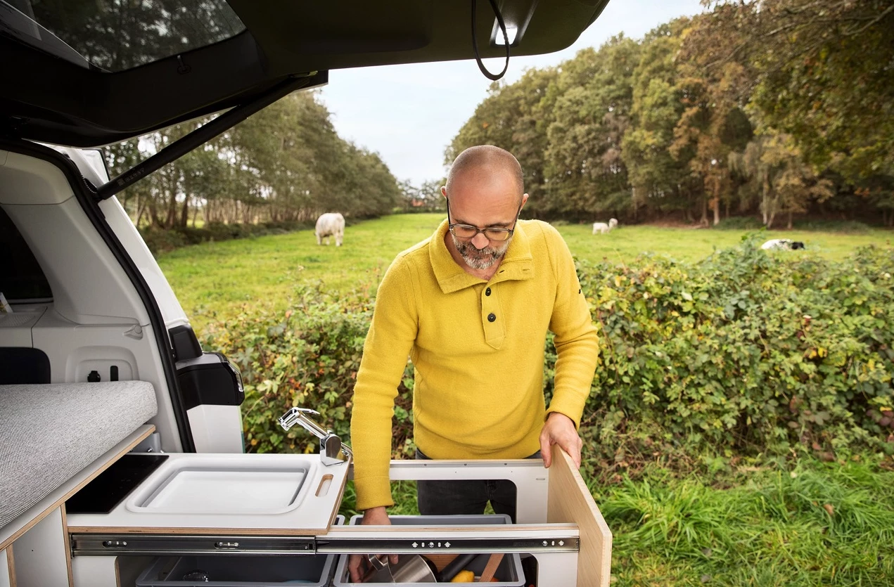 The separate stove/sink slide with bidirectional capability adds versatility to the system, quickly allowing campers to get into the larger cargo space below