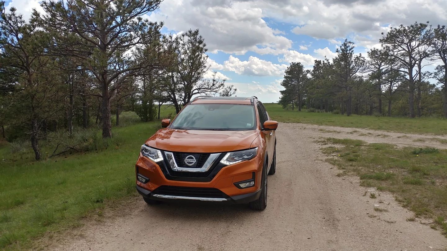 The exterior’s updates for the 2017 Rogue include some lightening of the front fascia, especially in the grille lines and the surrounding “V-motion” design