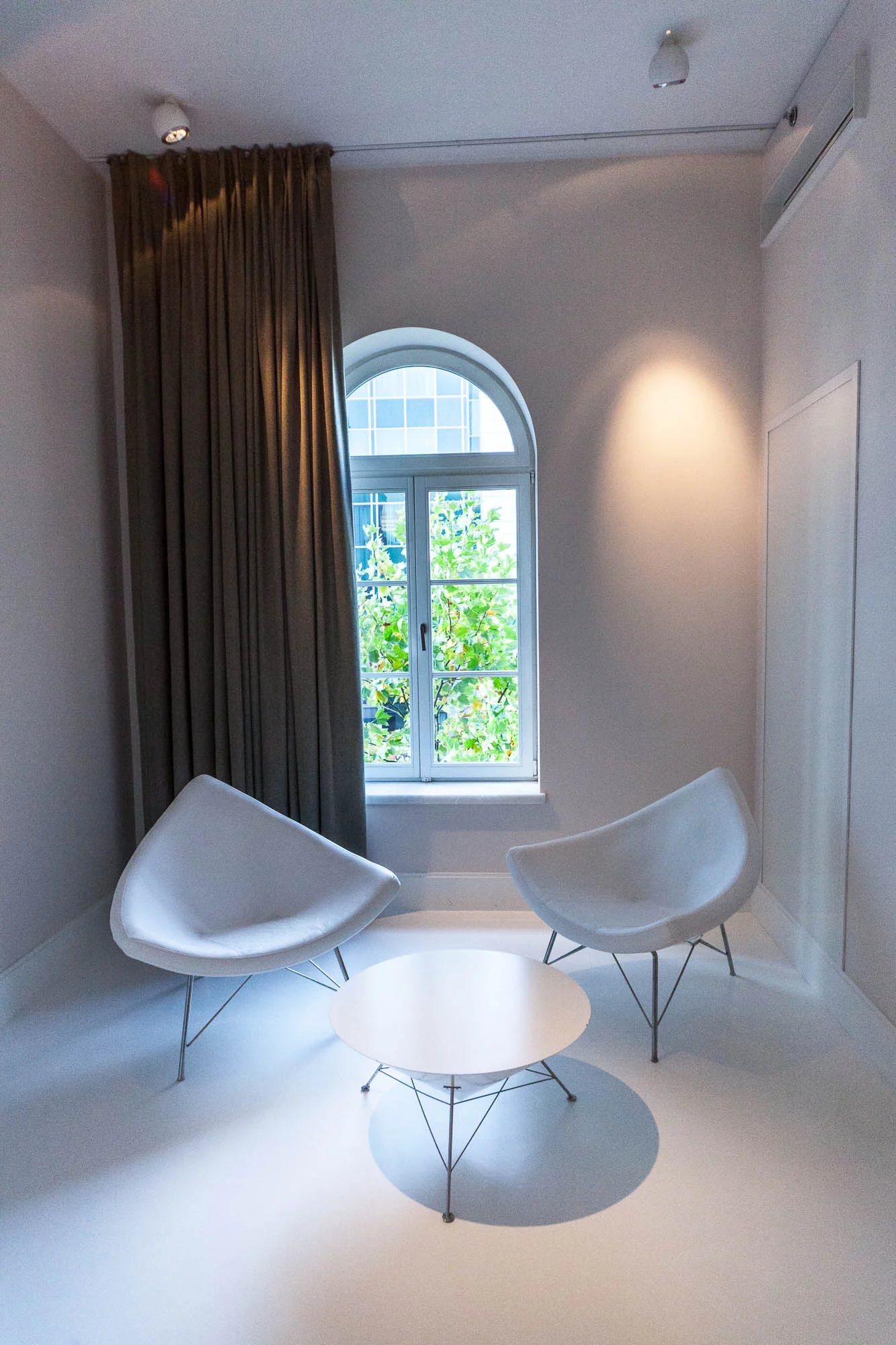 Blow Up Hall: white room interior (Photo: Loz Blain/gizmag.com)