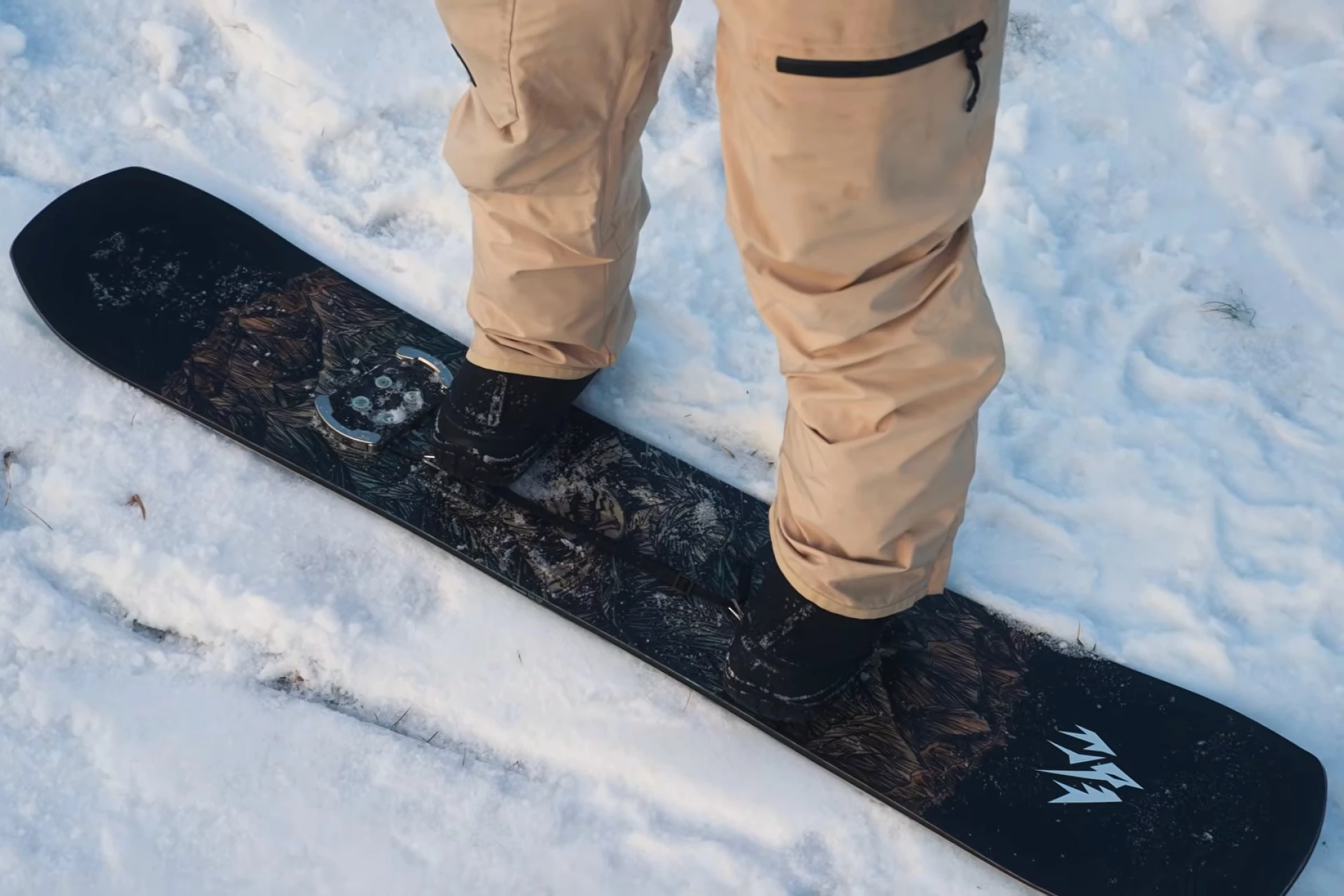 Le coffre arrière peut être détaché à distance de sa plaque de base (à gauche) grâce à une lanière fournie. (Source : Machina)