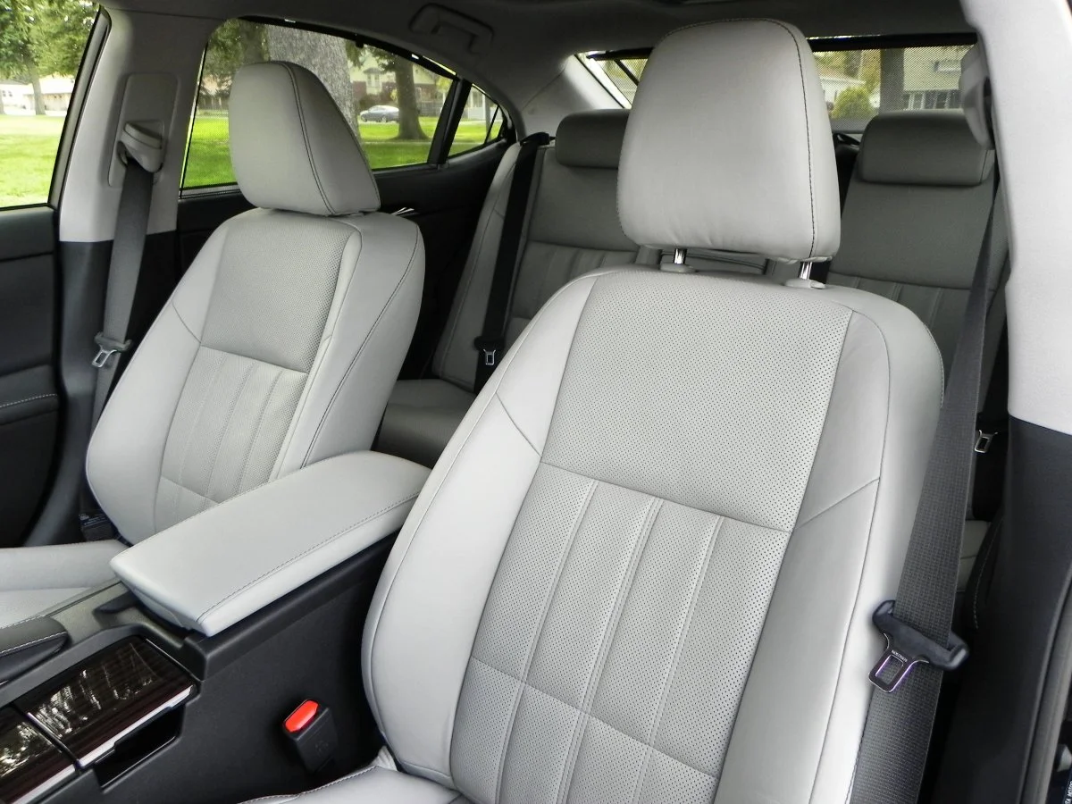 Simple tones, quality materials, and comfort are the clear aim