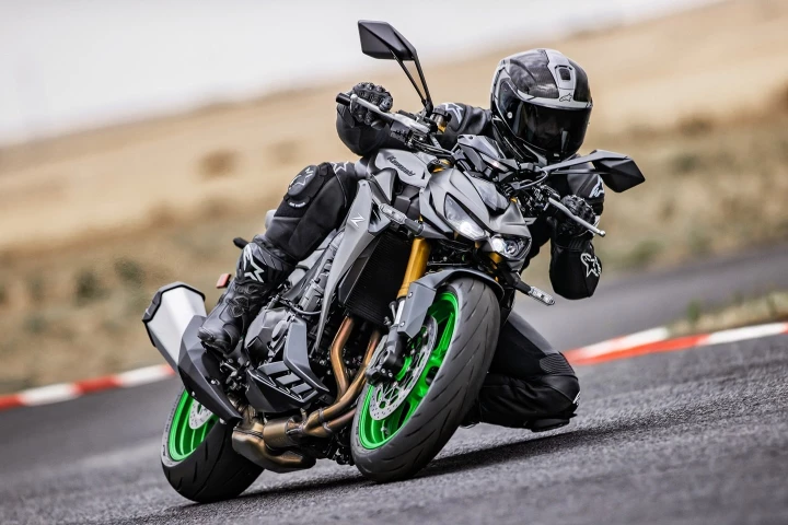 The Z1100 carries the same “Sugomi” ideology as the Z1000, which was last on sale in the USA in 2016 and in the UK in 2020