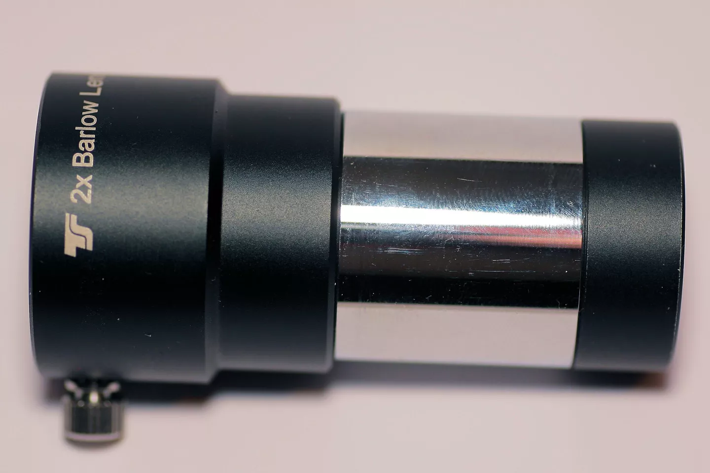A typical two power Barlow lens. The metallic tube fits into your focuser, and an eyepiece fits into the blackened tube (Photo: kapege.de via Wikimedia Commons)