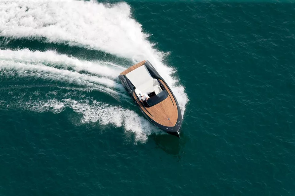 The 858 can hit top speeds of 48 knots