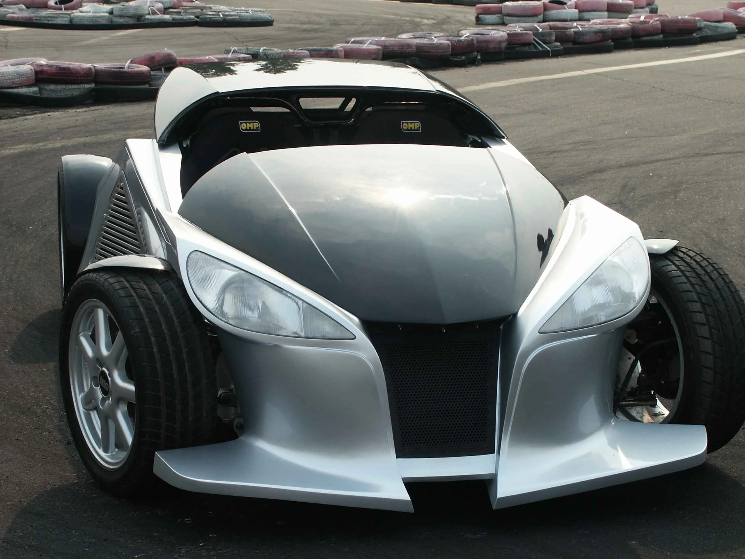 The Dartz Mojo roadster - on which the new electric low-rider is based