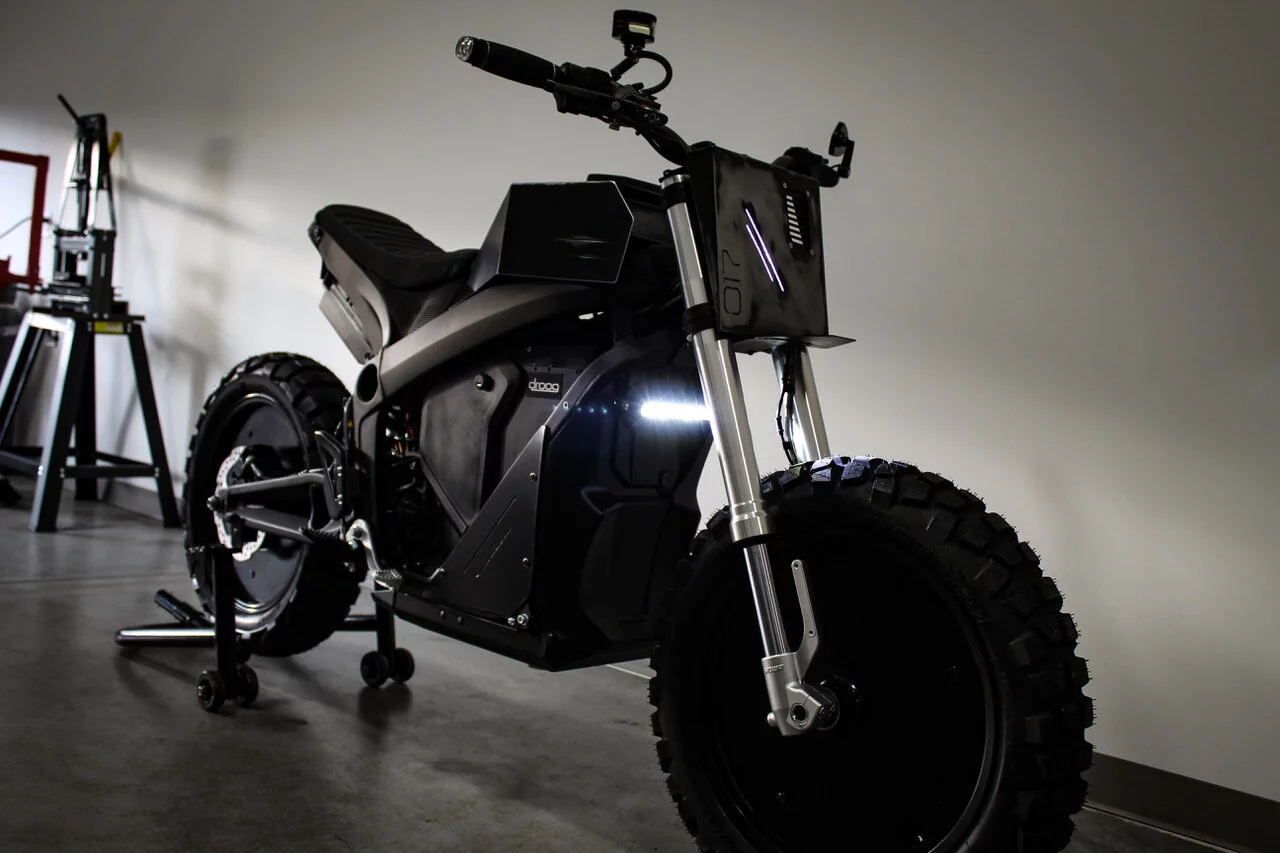 A headlight mounted behind the forks does a great job of illuminating the front tire, and while it's pretty good looking, it does look like it'll block the light from the road a bit