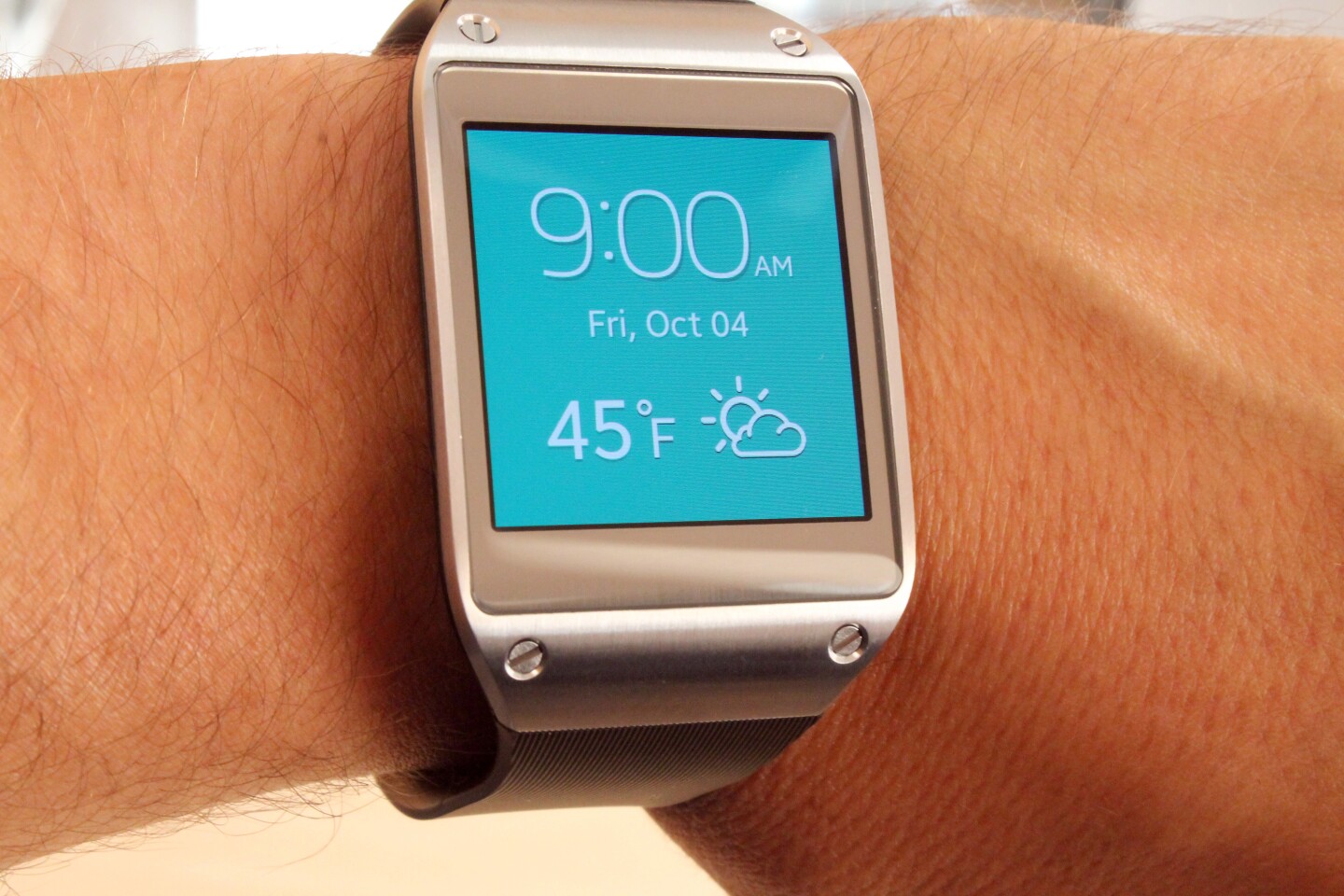 You can change the watch's background color, and choose from several default watchfaces