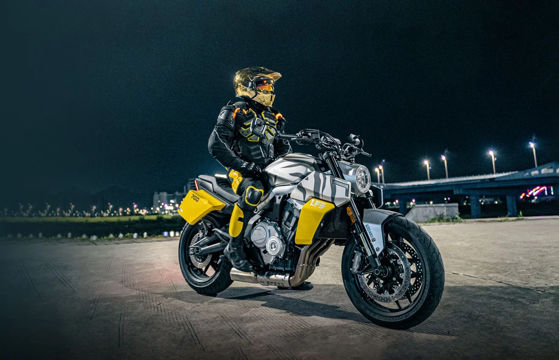 Benda LFS 700'S distinctive appearance blends aspects of a roadster and a flat-tracker