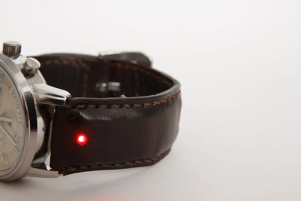 A companion app lets users customize LED color and blinking pattern for each type of notification