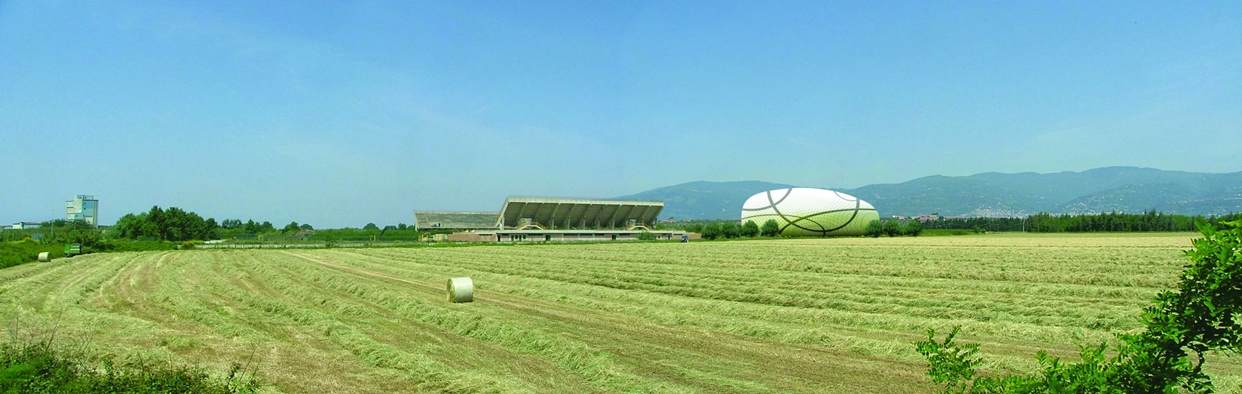 The 8,000 sq m (86,100 sq ft) arena sits on a 5 ha (12-ac) site