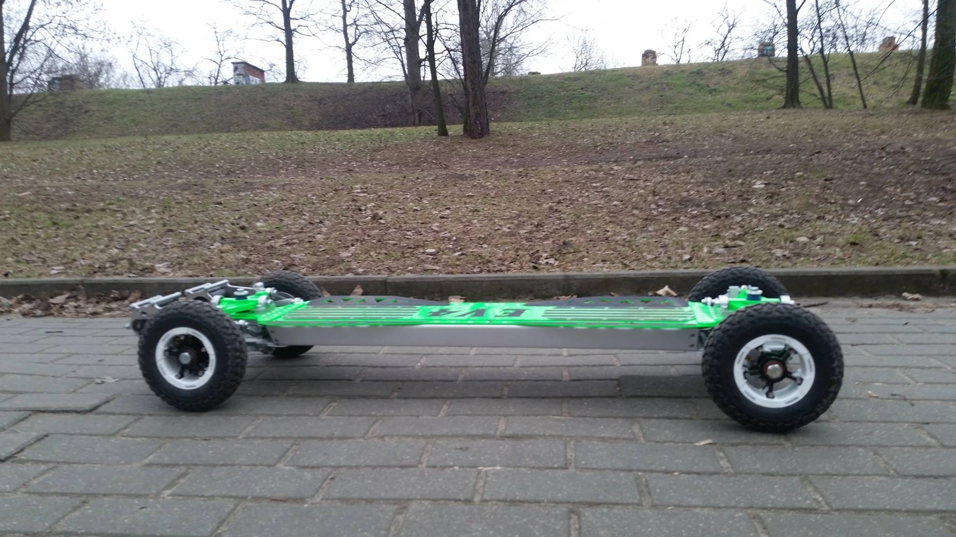 The Boardzilla ides on Trampa 8 inch tires for 8.5 cm (3.35 in) of ground clearance
