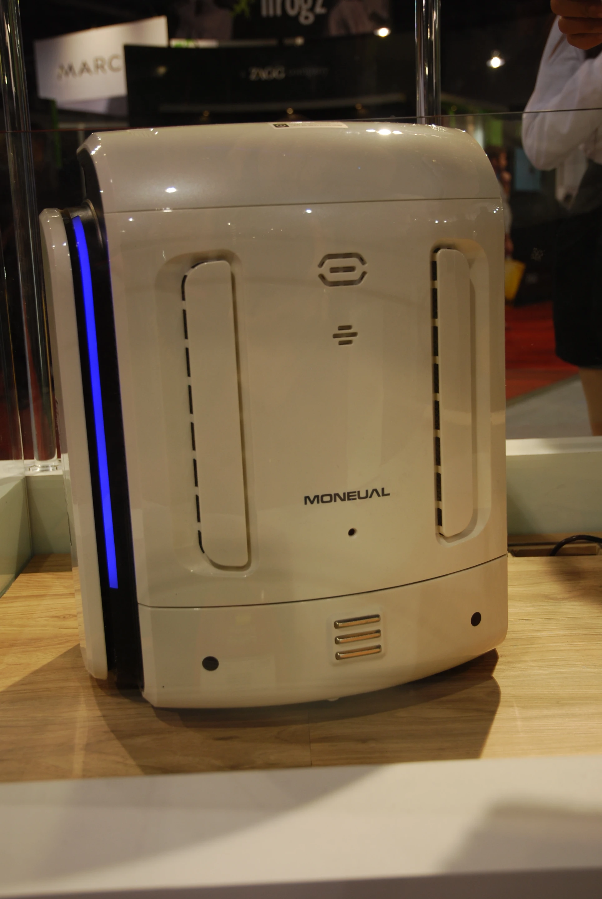 Rydis' H800 robotic air purifier roams the house in search of allergens, odor and dust