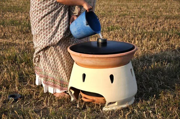 Pouring saltwater into the upper container (Image: Gabriele Diamanti)