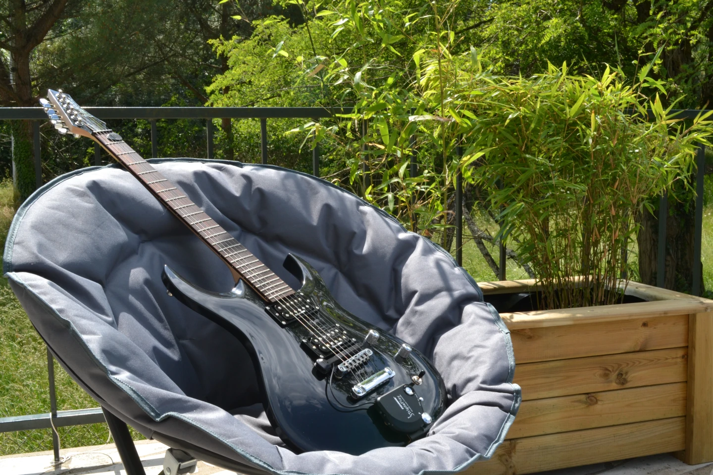 I sat noodling in the garden and the results were registered on my office-bound laptop, about 15 m away through walls, windows and doors (Photo: Paul Ridden/Gizmag)