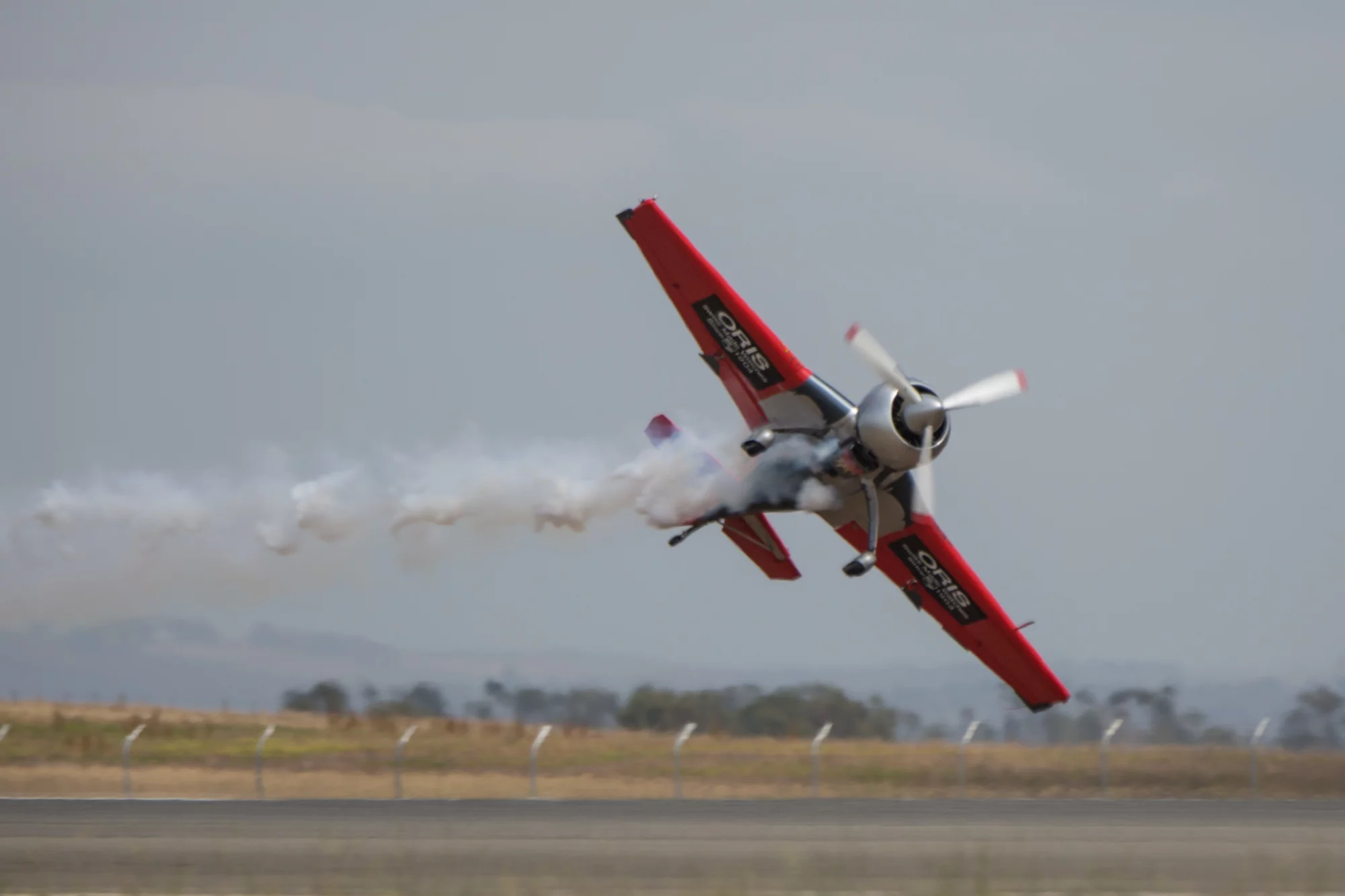 Jurgis Kairys swings low over the runway (Photo: Noel McKeegan/Gizmag.com)