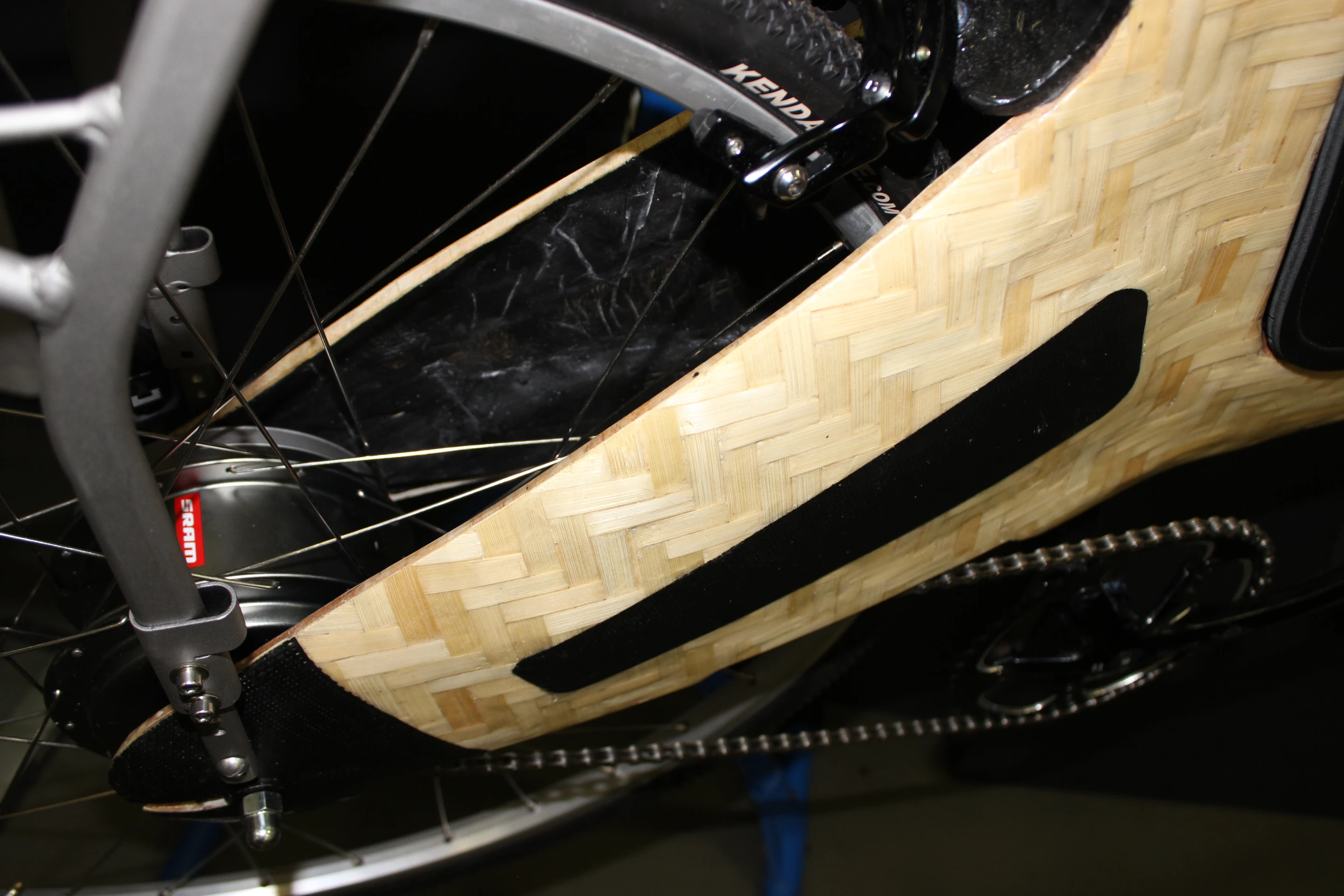 The carbon fiber and metal insert-reinforced rear drop-outs (Photo: Ben Coxworth/Gizmag)