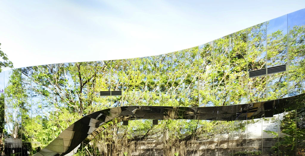 The Cairns Botanic Gardens Visitor Center is closely aligned with an external pedestrian promenade, which weaves its way through the gardens