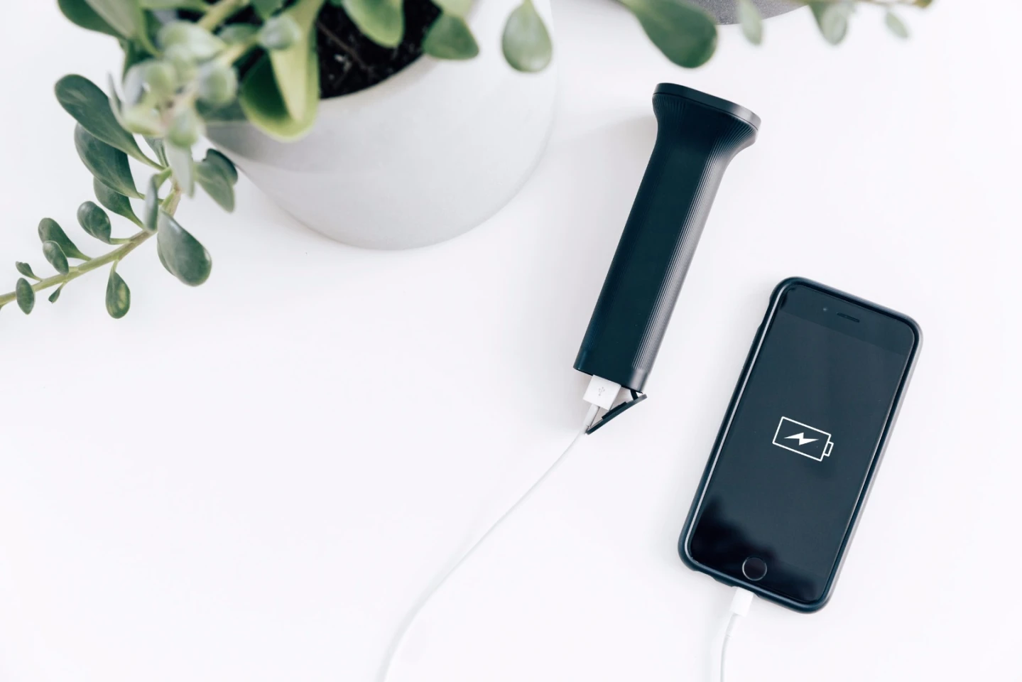 Thanks to its integrated litium-ion battery, the flashlight handle also works as a portable charger