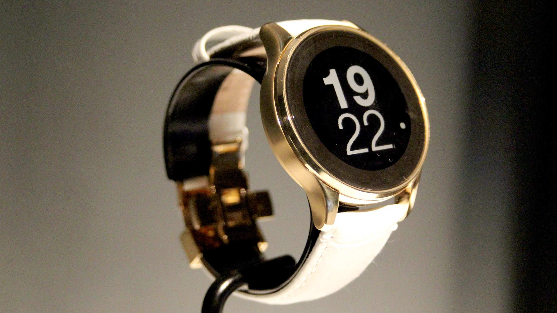 Notifications are also designed to be discrete, with the user being alerted via a small vibration, but the message only being displayed when the watch is raised, and dismissed when the user lowers their arm (Image: Chris Wood/Gizmag)