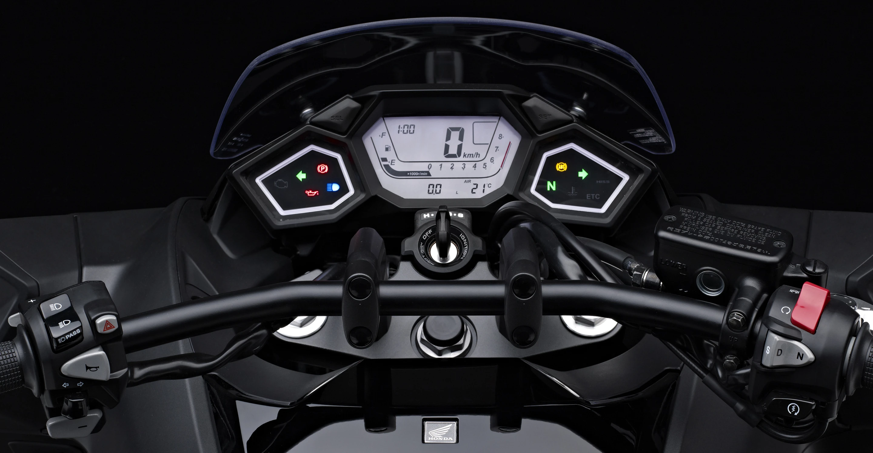 The Vultus' instrument panel plays the "fighter pilot" cockpit metaphor to the full - it is viewed from a much lower angle than normal due to the lower seat height, is wider than normal, the digital instruments are outlined with LED lights, and the central display changes colour depending on the mode deployed.