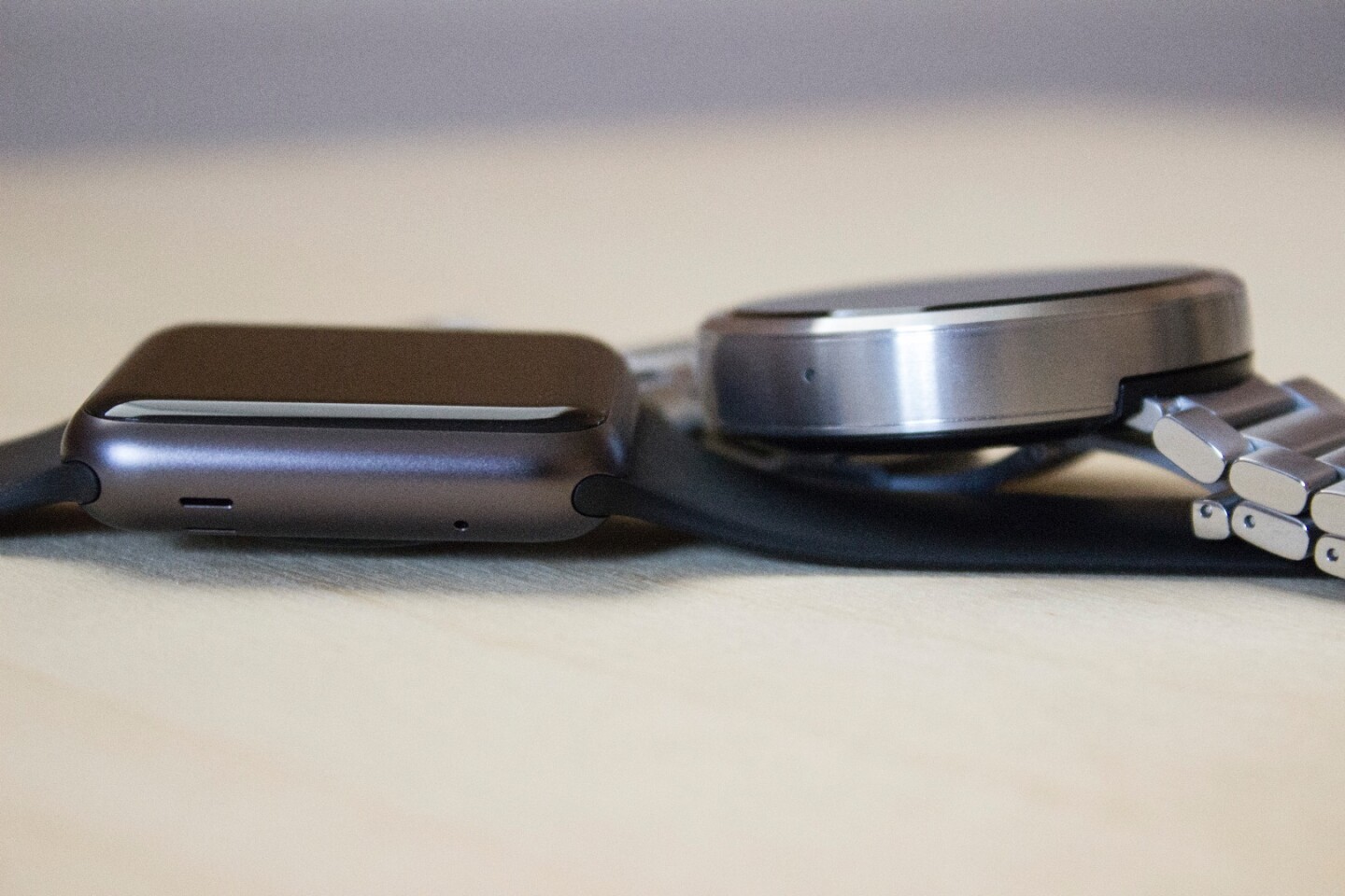 The 9 percent thinner Apple Watch (left) with the Moto 360 (Photo: Will Shanklin/Gizmag.com)
