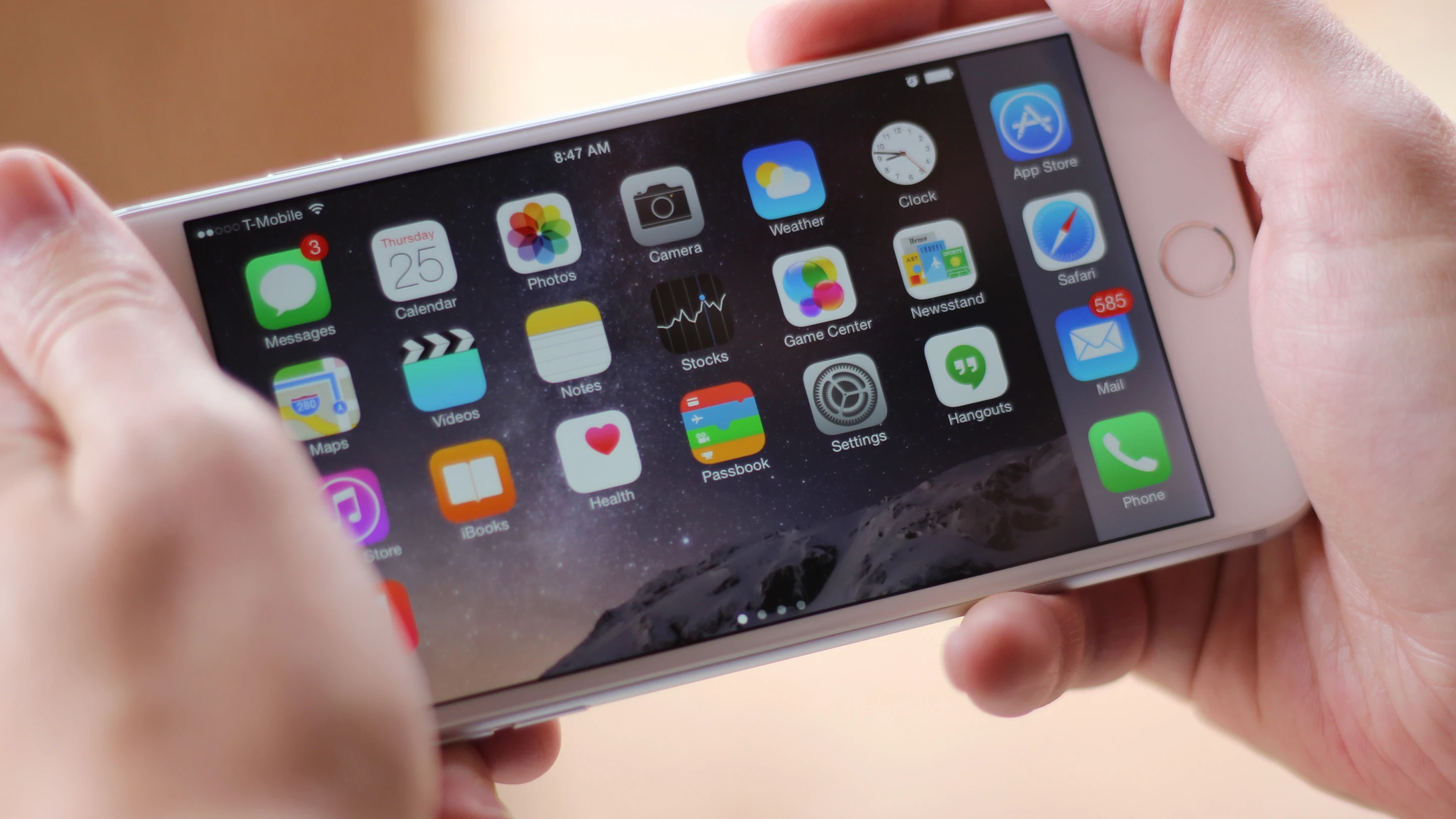 The 6 Plus' home screen rotates, like an iPad's (Photo: Will Shanklin/Gizmag.com)
